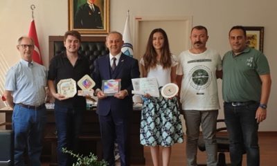 Ödülleri Rektör Yardımcısı Arslantaş’a Takdim Ettiler