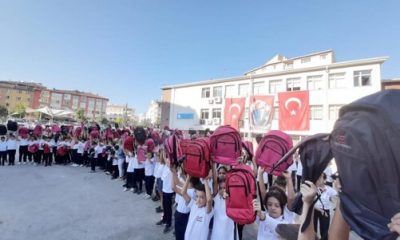 Hayırsever Veli 290 Öğrenciye Çanta Hediye Etti