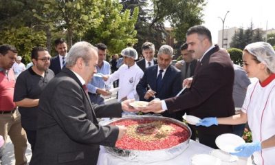 Rektör Çomaklı, Üniversite Personeli ve Öğrencilere Aşure Dağıttı