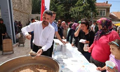 Başkan Yüzügüllü Vatandaşlara Aşure İkram Etti