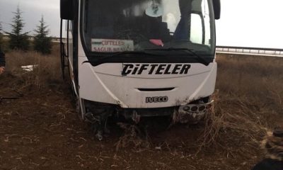 Öğrenci ve Öğretmenleri Taşıyan Servis Kaza Yaptı