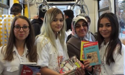 Öğrenciler Tramvayda Seyahat Eden Vatandaşlara Kitap Dağıttılar