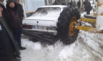 Park Halindeyken Hareket Eden Greyder Otomobile Çarptı