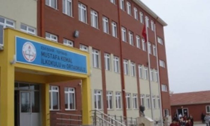 O Müdür Neden Kollanıyor?