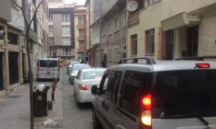 Gelişigüzel Atılan Kalaslar Sokağı Trafiğe Kapattı