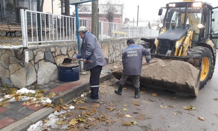İnönü Belediyesi Buzlanmaya Karşı Tuzlama Çalışması Yaptı