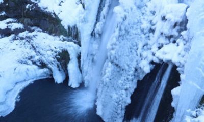 Buz Tutan Şelale Güzel Görüntüler Oluşturdu