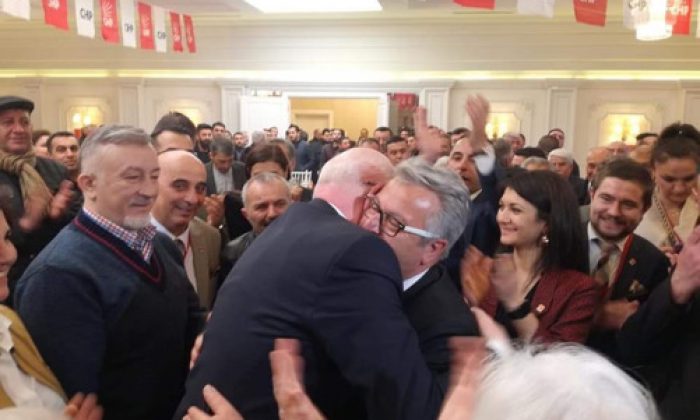 CHP Kongresi’nde Kurt, Hocayı Devirdi