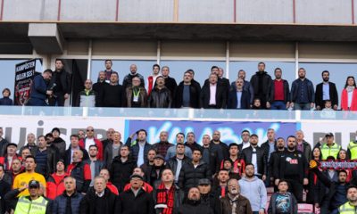 Rektör Çomaklı ÜniESES’li Öğrencilerle Tribünde