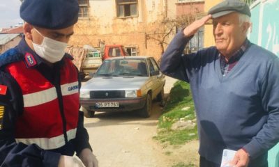 Maaşını Alan Kadir Amca Memnuniyetini Asker Selâmıyla Gösterdi