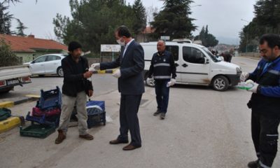 Sarıcakaya’da Pazarcı Esnafına Eldiven ve Broşür Dağıtıldı