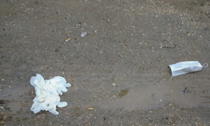 Yerlere Atılan Tek Kullanımlık Maske ve Eldivenler Tehlike Saçıyor
