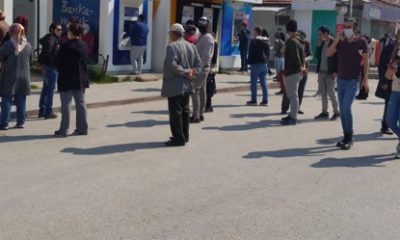 Yasağın Ardından Banka ve Marketlerin Önünde Uzun Kuyruklar Oluştu