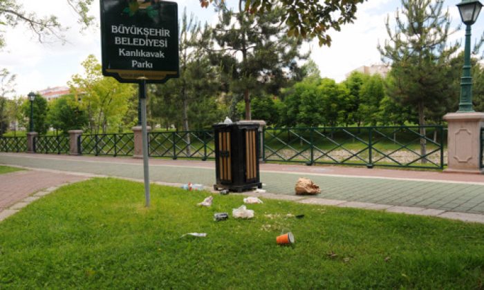 Kısıtlamada Çöpler Yerlere Saçıldı