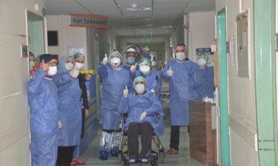 Koronavirüsü 46 Günde Yenen 69 Yaşındaki Adam Alkışlarla Evine Uğurlandı