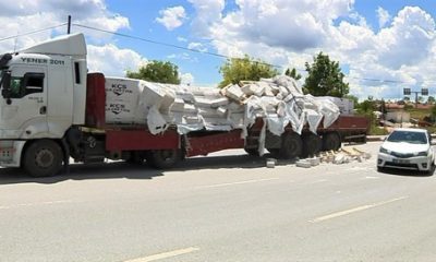 Kontrolden Çıkan Tırdaki Tuğlalar Yola Saçıldı