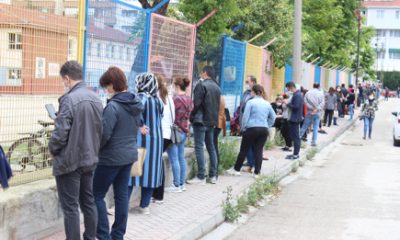 Çocuklar Sınavdayken Veliler Sosyal Mesafeyi Hiçe Saydı