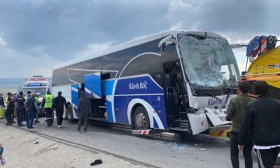 Yolcu Otobüsü Çekiciye Çarptı