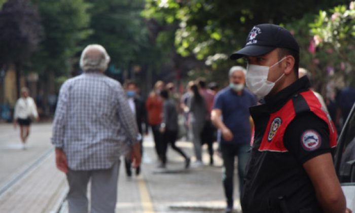 Maske Takmayan Şahıs Vatandaştan Tepki Gördü