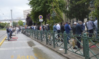 Yağmur Cuma Namazı Kılmaya Engel Olmadı