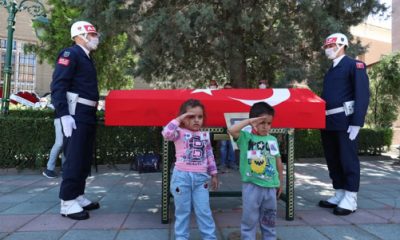 Şehit Babasını Arkadaşı ile Birlikte Selamlayarak Uğurladı