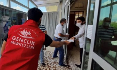 Cumadan Önce Tek Kullanımlık Seccade Dağıttılar