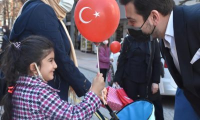 23 Nisan Öncesi Başkan Çizmelioğlu Çocukları Sevindirdi