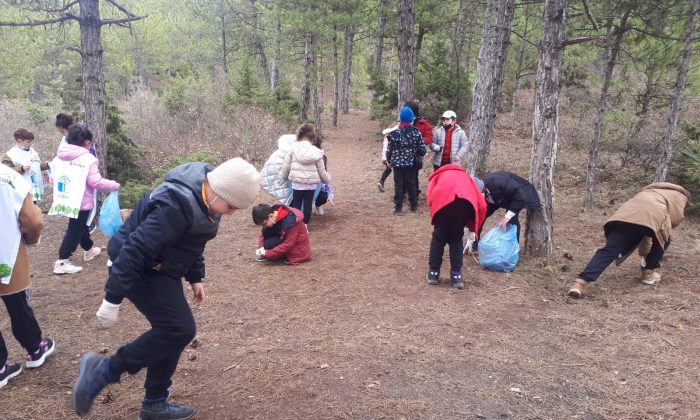 Küçük Eller Kent Ormanı Temizledi