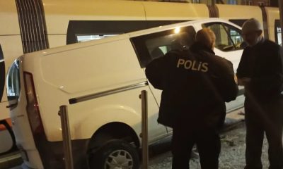 PANİĞE KAPILAN SÜRÜCÜ TRAMVAY DURAĞINA DALDI