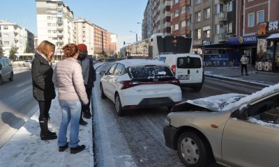 Buzlanan yollar kazaya sebep oldu