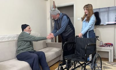 DEPREMDE AYAĞI SAKATLANAN DEPREMZEDE TEKERLEKLİ SANDALYE YARDIMI!