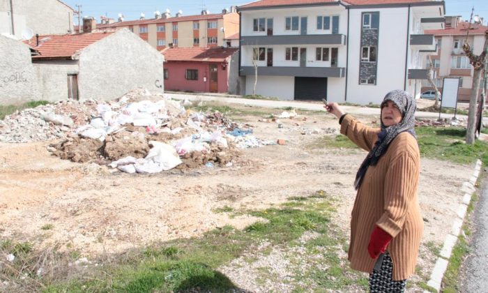 Mahalle halkı boş arazilere moloz dökümünden şikâyetçi