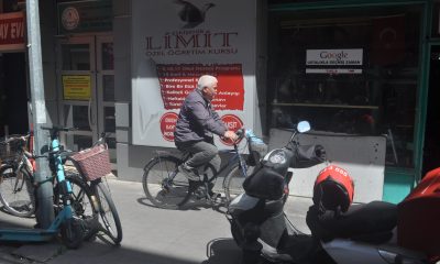Yaz kış demeden 60 yıldır bisikletle geziyor
