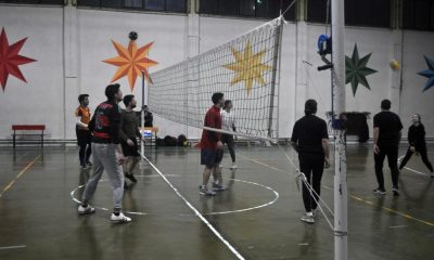 İftar Sonrası Voleybol oynayarak Enerjilerini atıyorlar