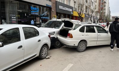 Direksiyon hakimiyetini kaybeden sürücü park halindeki 2 araca çarptı