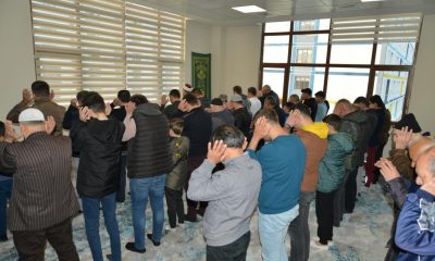 KYK yurdunda kalan depremzedeler bayram namazında bir araya geldi