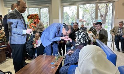 Bakan Dönmez huzurevi ve hastanede bulunan vatandaşlarla bayramlaştı