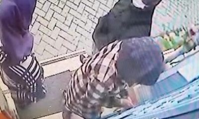 Yüzlerini maskeyle saklayan kadın hırsızlar apartman kapısını kartla açmaya çalıştı