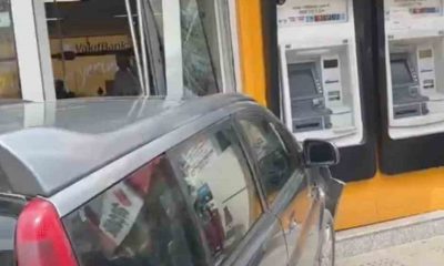Kontrolden çıkan otomobilin banka şubesine girdiği anlar güvenlik kamerasında