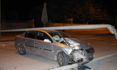 Çarptığı direk otomobilin üzerine devrildi