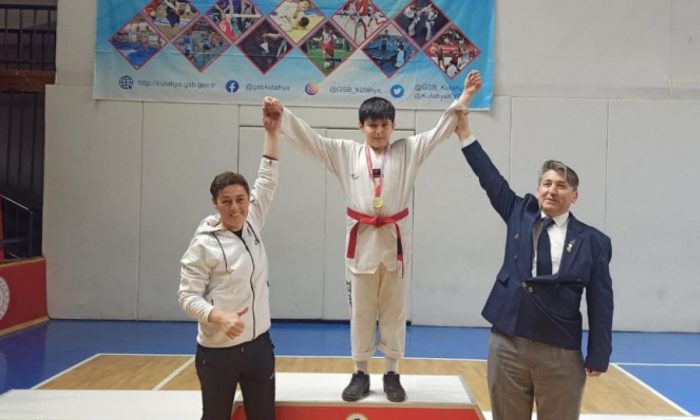Emet Ashaboğlu Ortaokulu öğrencilerinden taekwondo da 2 il birinciliği