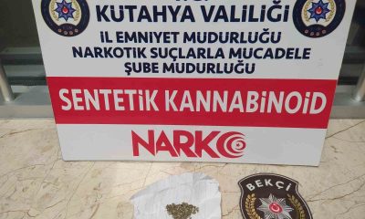 Kütahya’da sürücünün araçtan attığı kağıt parçasının arasından uyuşturucu çıktı