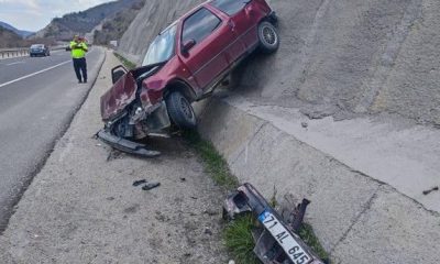Bilecik’te kontrolden çıkan otomobil istinat duvarına çarparak durabildi