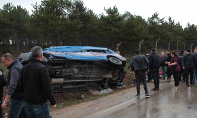 Otobüs jandarma aracına ve minibüse çarptı: 14 yaralı