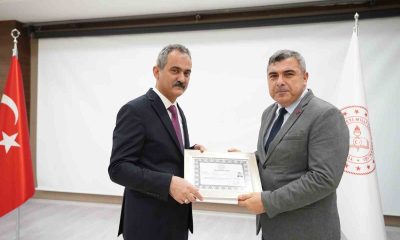 Bakan Özer’den Müdür Sünnetci’ye başarı belgesi