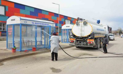 Ana cadde kaldırımları ile duraklar tazyikli suyla yıkanarak bayrama hazırlandı