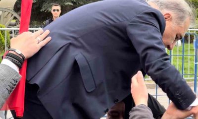 Milletvekili adayı miting alanına girmek için bariyerlerin üzerine çıktı