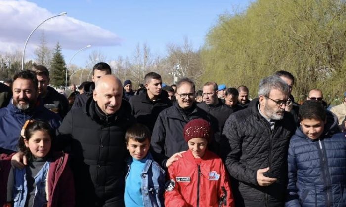 Vali Kızılkaya ve Bakan Karaismailoğlu Elbistan halkı ile bir araya geldi