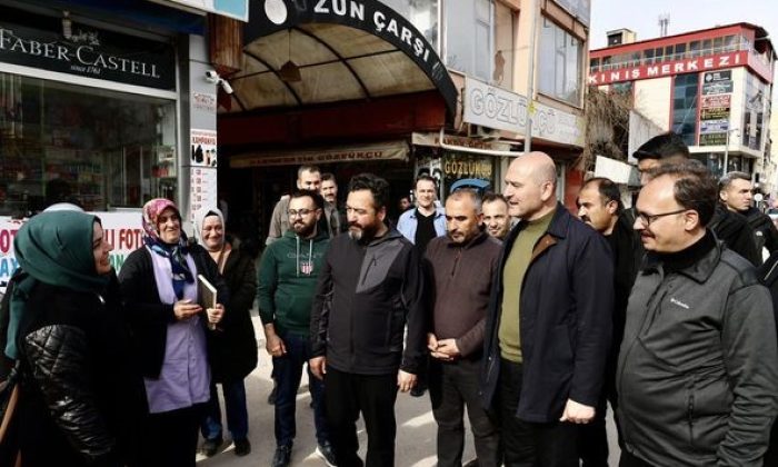 Bakan Soylu ve Vali Kızılkaya deprem bölgesindeki esnaf ile bir araya geldi