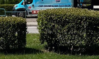 AK PARTİ’DEN TRAMVAY YOLUNDA SEÇİM MİNİBÜSÜ TEPKİSİ